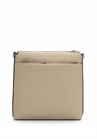 Bolso de cuero beige con superficie texturizada, forma rectangular y ribete negro a contraste. Cuenta con un bolsillo frontal y herrajes plateados.
