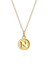 Guld halskæde med en rund vedhæng med en tekstureret overflade og et præget bogstav "N." Kæden er links og også i guld.