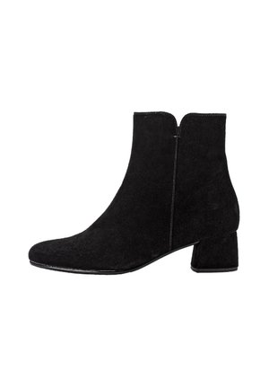 Bota de tobillo de ante negra con punta cuadrada y un tacón bajo, que cuenta con un zipper lateral y una textura suave y mate.