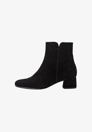 Stivale alla caviglia in suede nero con punta quadrata e tacco a blocco basso, dotato di zip laterale e una texture liscia e opaca.