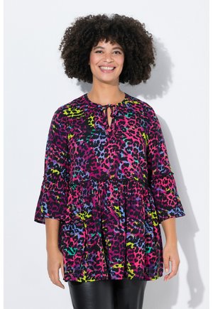 Paarse top met een levendige luipaardprint in roze, groen, blauw en geel. Kenmerkt een sleutelgat-halslijn en uitlopende mouwen. Zachte stof.