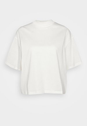 Prosty biały t-shirt z krótkim rękawem, luźnym krojem i wysokim okrągłym dekoltem, przedstawiony na białym tle.