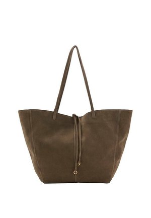 Grand sac fourre-tout en daim vert olive avec deux longues anses, fermeture froncée et texture lisse. Design minimaliste sans motifs supplémentaires.