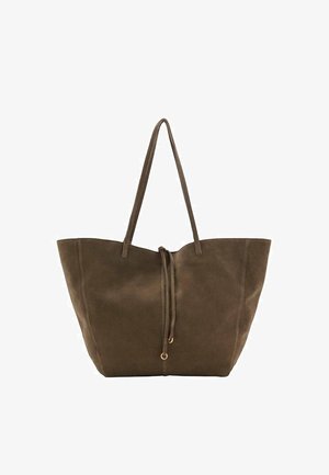 Grand sac fourre-tout en daim vert olive avec deux longues anses, fermeture froncée et texture lisse. Design minimaliste sans motifs supplémentaires.