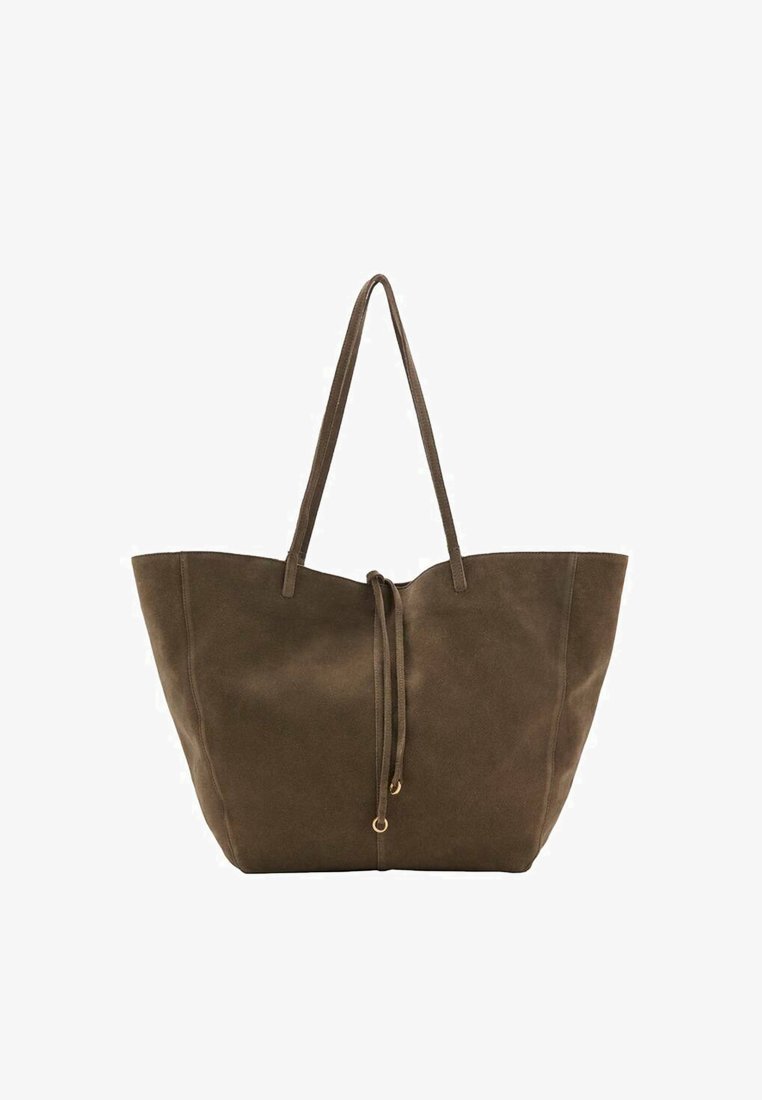 Grand sac fourre-tout en daim vert olive avec deux longues anses, fermeture froncée et texture lisse. Design minimaliste sans motifs supplémentaires.