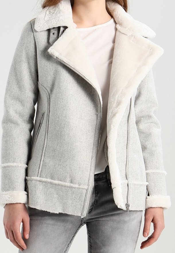 Veste en mélange de laine grise avec un col et une doublure en fausse fourrure blanche. Présente une fermeture éclair  à l'avant et deux poches latérales. Fini texturé avec des accents cousus.