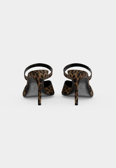 Paire de sandales à talons hauts imprimé léopard avec brides à la cheville vues de dos sur un fond blanc uni.