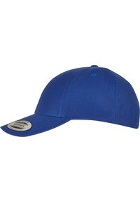 Căciulă snapback albastră cu vizor curbat. Fabricată dintr-un material texturat, are găuri brodate pentru ventilație și o etichetă plată de marcă pe vizor.