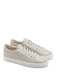 Világosszürke bőrsneaker, kerek orral, bőrbélés, lapos szürke fűzőkkel, arany tiplikkel és fehér gumitalppal. Textúrált felület.