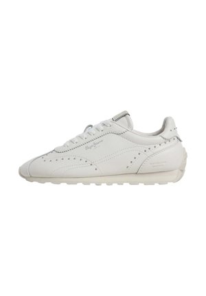 Witte lage sneaker met stikseldetails, kleine metalen studs, vetersluiting en gebrande tekst aan de zijkant en hielgedeelte.