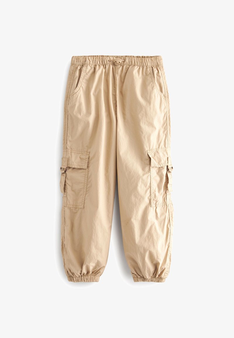 Pantaloni cargo bej cu talie elastică, manșete la glezne și multiple buzunare laterale. Făcuți dintr-un material ușor, neted, cu o croială lejeră.