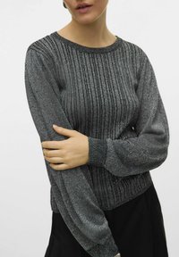 Maglione grigio scintillante con texture a coste, maniche lunghe e scollo rotondo. I polsini e l'orlo sono aderenti, con una finitura scintillante.