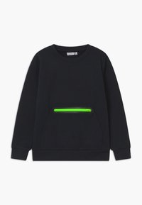 Felpa nera in cotone, con tasca frontale dotata di una cerniera verde brillante. Presenta polsini e scollatura a costine.