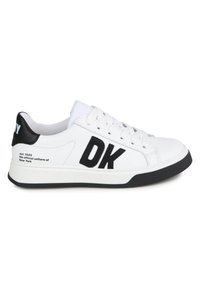 Zapatillas blancas con detalles negros, que presentan un gran logotipo "DK". Están hechas de material sintético, con una suela texturizada y un diseño con cordones.
