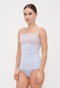 Ljuslila camisole med spetsdetaljer längst upp, med tunna axelband och en åtsittande design. Slät tygkvalitet, tillsammans med matchande underkläder.