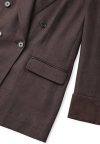 Donkerbruin op maat gemaakt blazer met een dubbelzijdig ontwerp, gladde stof, twee knopen en een gestructureerde manchette met een ruitpatroon.