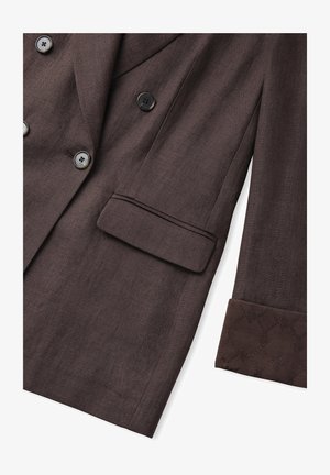 Dunkelbrauner maßgeschneiderter Blazer mit doppelreihigem Design, glattem Stoff, zwei Knöpfen und einem strukturierten Manschettenabschluss mit Diamantmuster.