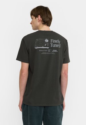 Donkergroen t-shirt met korte mouwen en een grafische print van een draaitafel, met de tekst "Finely Tuned" op de achterkant. Katoenmix.