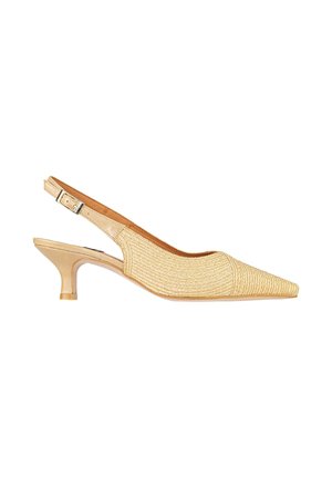 Scarpa slingback beige intrecciata con punta affusolata, tacco basso a gattino e cinturino regolabile con fibbia.