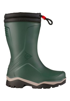 Grüner gummierter wasserdichter Stiefel mit schwarzem gepolstertem Schaft und beige-schwarzer strukturierter Sohle, mit rot-schwarzem Kordelzugverschluss.