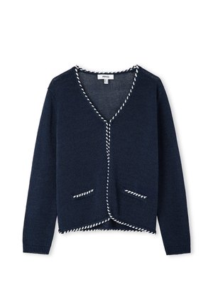 Marineblauw gebreid vest met witte gedraaide bies langs de kraag, voorranden, zakken en zoom, met twee kleine zakken aan de voorkant.