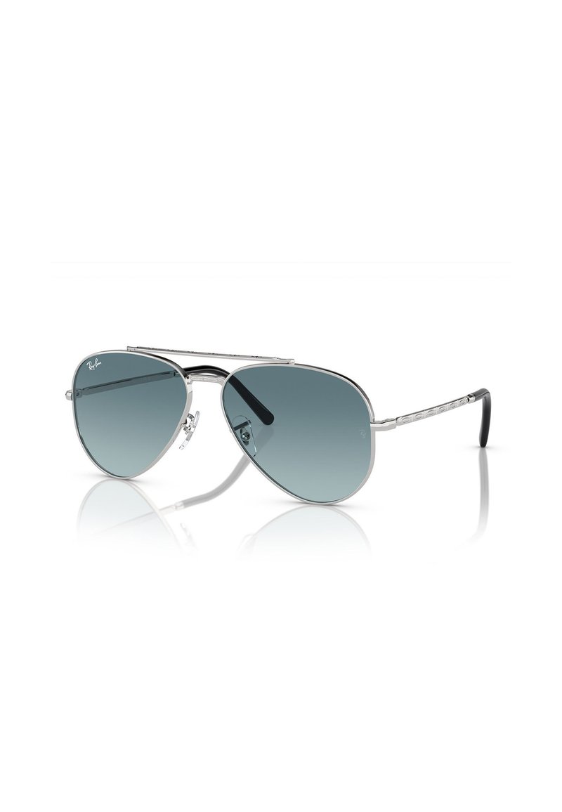 Occhiali da sole Ray-Ban aviator con montatura metallica argentata, lenti grigie sfumate e punte nere sulle aste. Presentano un design a doppio ponte.