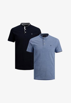 Twee polos met korte mouwen: de ene in marineblauw met een witte kraagdetail, en de andere in lichtblauw met een textuurafwerking en contrasterende accenten.