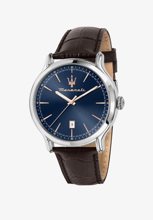 Orologio Maserati con quadrante blu navy, dettagli in oro rosa, cassa in acciaio inossidabile e cinturino in pelle marrone con motivo coccodrillo. Visualizzazione della data alle 6.