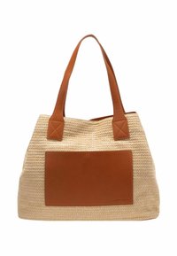 Tan læder- og vævet strå tote taske med to stabile håndtag, en rektangulær læderlap på fronten og et rummeligt design.