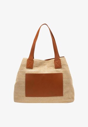 Tan läder- och vävd halm tote väska med två robusta handtag, en rektangulär läderlapp på framsidan och en rymlig design.