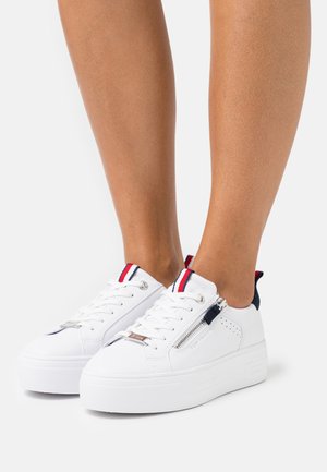 Trainers - white
