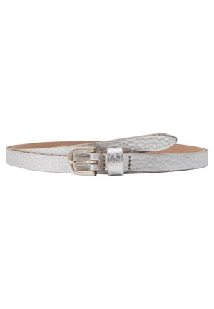 Ceinture fine en cuir argenté texturé avec petite boucle métallique rectangulaire et passant sur fond blanc.