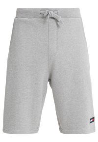 Jasnoszare szorty dresowe do kolan z ribbowanym pasem w talii, sznurkiem do regulacji, kieszeniami po bokach oraz małą prostokątną łatą z logo na lewej nodze.