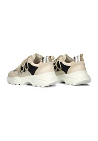 Chunky sneakers met een beige suède en mesh bovenwerk met zwarte accenten, glanzende zilveren details en een gestructureerde witte rubberen zool.