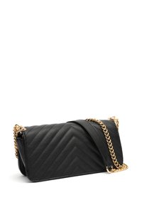 Čierna kožená crossbody taška s šikmým prešívaním, zlatým reťazovým popruhom a plochým obdĺžnikovým tvarom. Hladký povrch a minimalistický dizajn.
