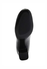 Chaussure à talon haut noire avec un dessus en cuir lisse, un design à bout carré et une semelle extérieure en caoutchouc texturé avec des rainures horizontales pour une adhérence optimale.