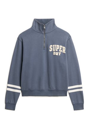Niebieski sweatshirt z wysokim kołnierzem, pół zamkiem błyskawicznym, z przodu z napisem "SUPER DRY" oraz białymi paskami na rękawach. Materiał z mieszanki bawełny.