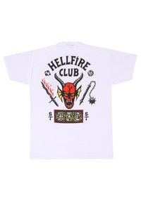Bílá bavlněná tričko s výraznou červenou a černou grafikou Hellfire Club na zadní straně, včetně hlavy ďábla a motivů zbraní.