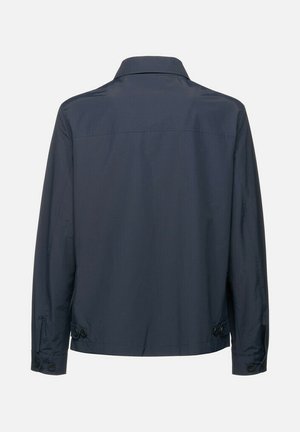 Chaqueta cortavientos azul marino con cuello clásico, mangas largas, acentos de botones en los puños y tela suave y ligera.