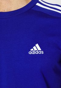 adidas Sportswear ESSENTIALS SINGLE 3-STRIPES - Apdrukāts T-krekls - semi lucid blue/white