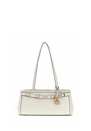 Weiße rechteckige Schultertasche mit doppelten Trägern, einem schlanken Gürtel-Detail und einem goldfarbenen Guess-Logo-Anhänger.