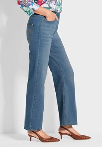 Helle blaue Denim-Hose im weit geschnittenen Stil mit klassischer Passform, hohem Bund und Rückentaschen mit dekorativer Naht.