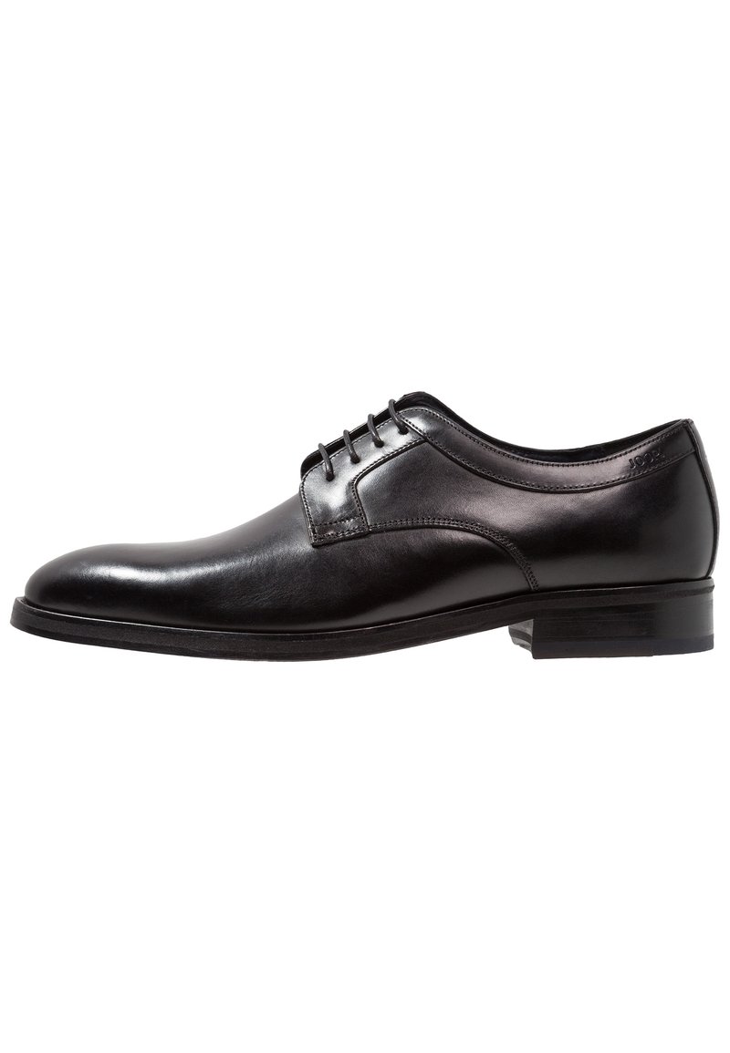 Chaussure habillée à lacets pour homme en cuir noir avec une finition lisse et un talon bas, présentée en profil latéral sur un fond blanc.