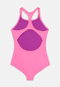 Maillot de bain une pièce rose et violet avec un design dos nageur et une grande découpe dans le dos, fabriqué en matière lisse et extensible.