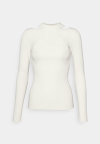 Top bianco a maniche lunghe con motivo a coste, collo alto e silhouette aderente. Presenta dettagli sulle spalle e una texture liscia e uniforme.