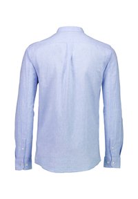 Jasnoniebieska koszula z długim rękawem wykonana z lnu. Posiada kołnierz typu spread, mankiety zapinane na guziki oraz tylną część z karczkiem i detalem w postaci plisy.