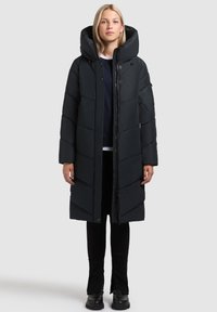 Dunkle Daunenjacke mit großer Kapuze, gestepptem Muster und Vorderreißverschluss. Hergestellt aus strukturiertem, isoliertem Stoff für Wärme. Schlanker Schnitt, knielange Gestaltung.