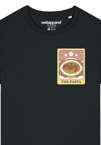 Zwarte katoenen T-shirt met een graphic van een pastagerecht op een beige rechthoekige achtergrond, met kleurrijke sterren en manen erboven.