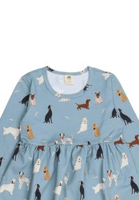 Blaues langärmliges Kleid mit geraffter Taille, das mit einem durchgehenden Print verschiedener Hunderassen und Knochen in kontrastierenden Farben versehen ist.