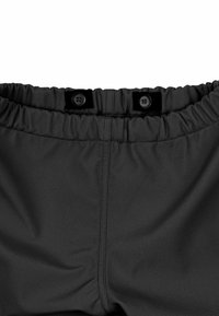 Svarta badshorts med ett samlat elastiskt midjeband, utrustade med två knappstängningar och ett mjukt, lätt tyg. Minimalistisk design.